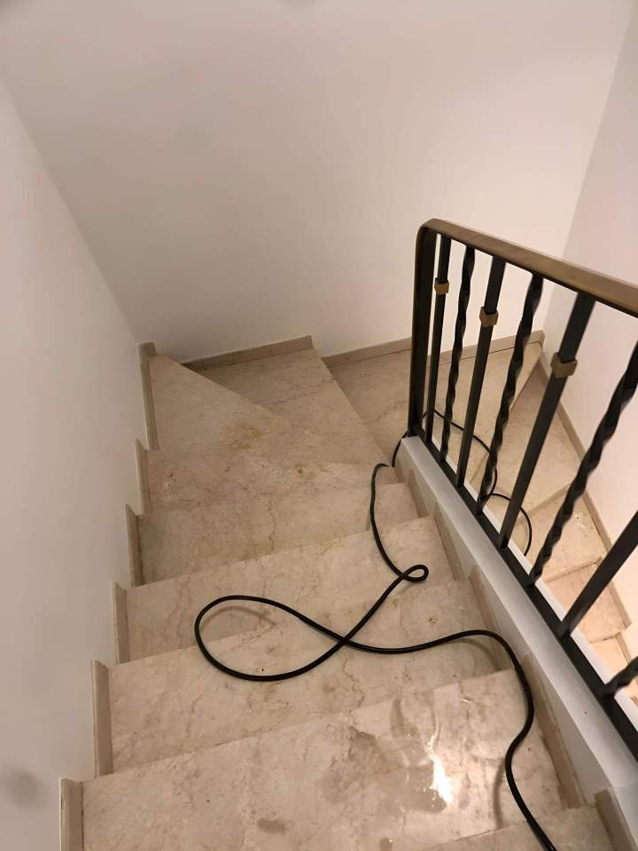 Rénovation escalier en marbre clair avant Montrouge
