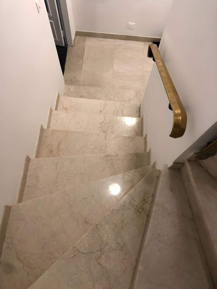 Rénovation escalier en marbre clair avant Montrouge